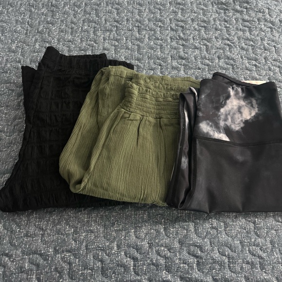 3 pairs of gently used pants/ leggings.
Urban Outfitters, Joe B and Athlete body - Picture 3 of 9